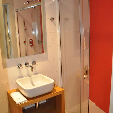 Hotel Emebed 3*