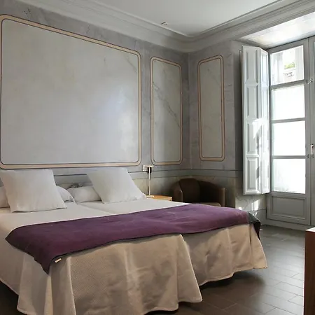 Emebed Hotell
